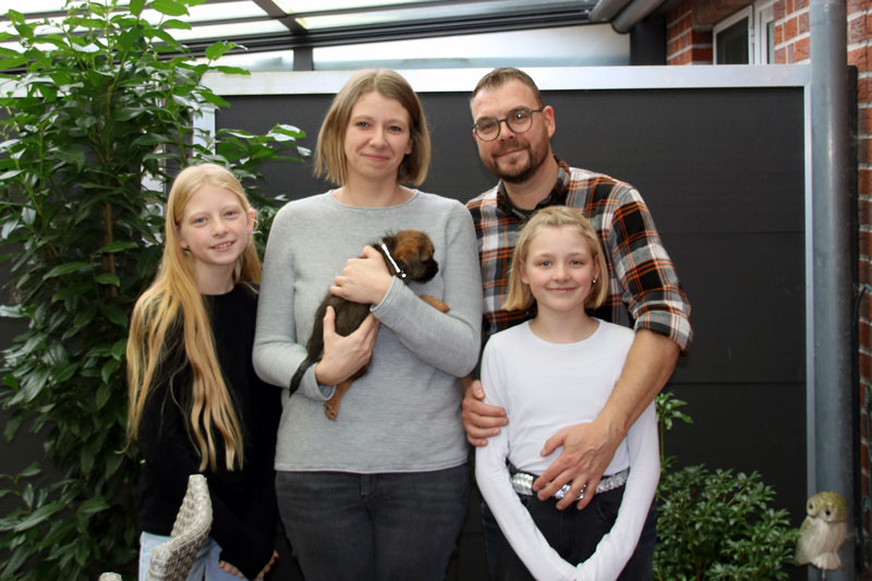 Veronique mit neuen Adoptiveltern 2024