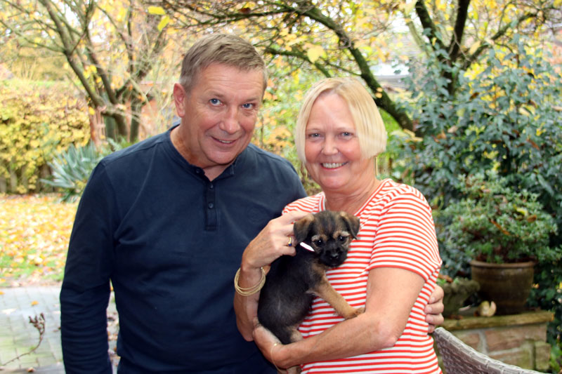 Viktoria mit neuen Adoptiveltern 2024