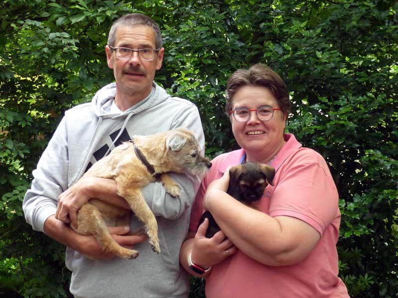 Vito mit neuen Adoptiveltern 2024