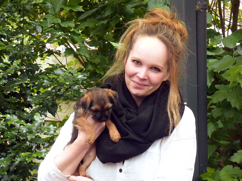 Veronique mit neuen Adoptiveltern 2024