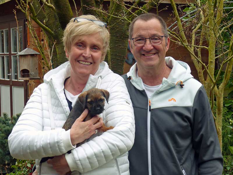 Vito mit neuen Adoptiveltern 2024