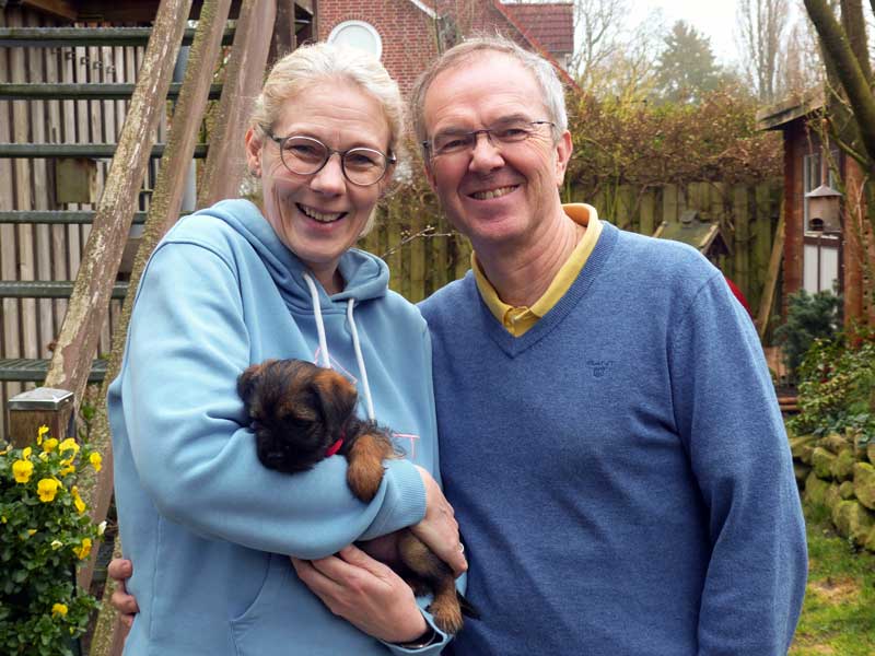 Veronique mit neuen Adoptiveltern 2024